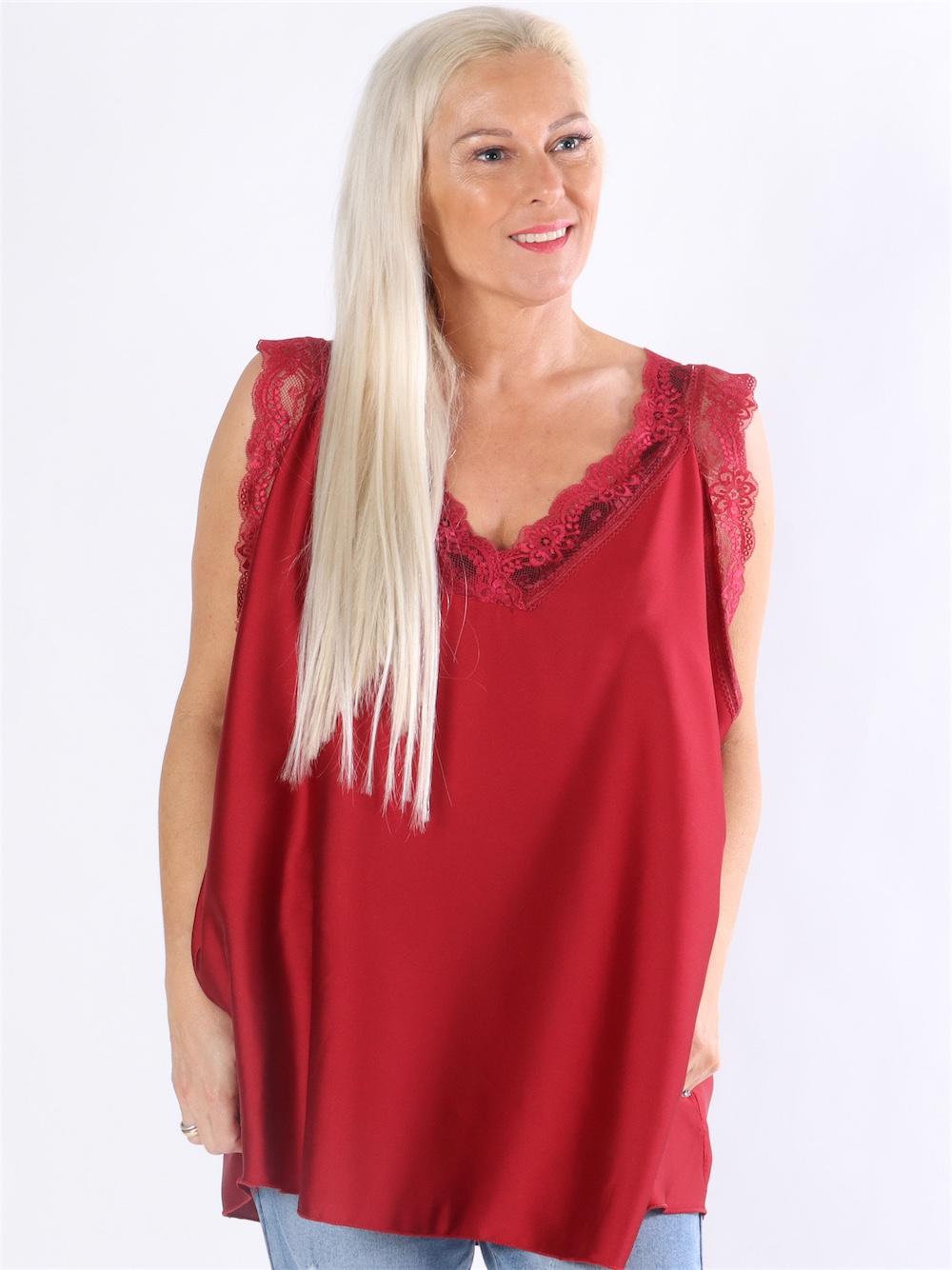 Ofia - Topp i silkeslook med breda spetsband